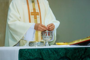 Cemaat natürmort şarap, ekmek ve İncil, ekmek kilisede ayin sırasında kırma.