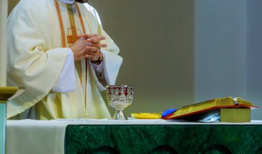 Komünyon kilise kırmızı şarap ve ekmek, şarap için dua ile cam fincan masada
