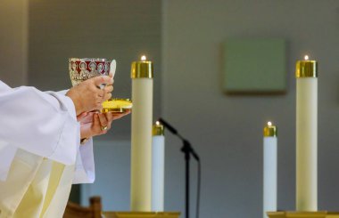 Kırmızı şarap, ekmek ve şarap için İncil'de dua ile cam fincan komünyon