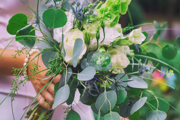 Mooie Witte Bloemen Handen Van Bruid Bruid Gekleed Puur Wit — Stockfoto