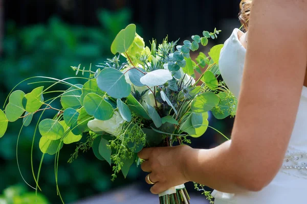 Bruid Witte Jurk Met Zijn Hand Een Bruids Boeket Rozen — Stockfoto