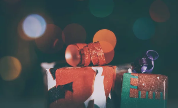 Yapımı Dekorasyon Noel Ağacı Dalı Hediyeler Ile Kutusunun Ile Farklı — Stok fotoğraf