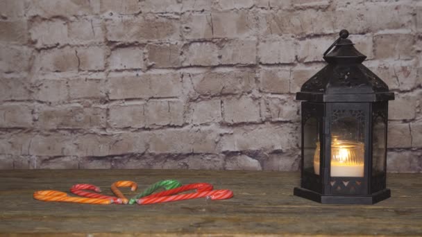 Fondo de Navidad con decoraciones y galletas de jengibre tablero de madera — Vídeos de Stock