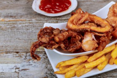 Kalamar halkaları yontma patates ve yakın marinara soslu kızarmış kalamar, halkalar