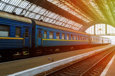 Lviv Merkez Tren Garı tren istasyonunda gündoğumu zaman stand..