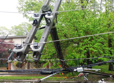 Fırtına Hurricanepoles düşen tilt sonra bir yolu üzerinden elektrik direği güç hatları zarar görmüş. zarar görmüş
