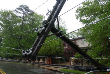 Fırtına şiddetli elektrik direkleri güç hatları bir yol Hurricanepoles düşen tilt sonra zarar.