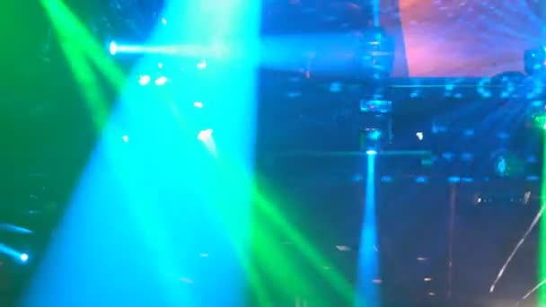 Veel rave party, groen licht lazer lichtbundel rooster, weergave van bovenaf — Stockvideo