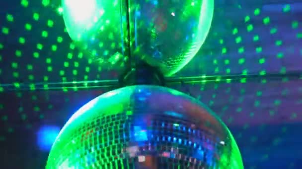 Coloridas luces de discoteca. La profundidad del campo. La película está en bucle . — Vídeo de stock