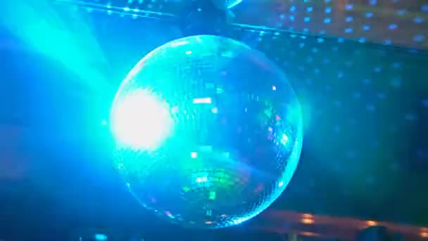 Fiesta en Large Disco con efectos especiales y espectáculo de láser fantástico en humo — Vídeos de Stock