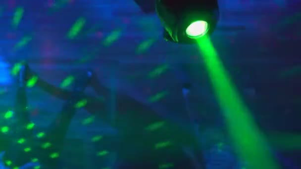 Espectáculo de luces de discoteca, luces de escenario con láser — Vídeo de stock