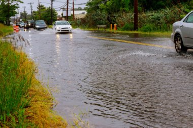 Arabalar sokakta yağmur sel yol arabalar yolda ile sular altında