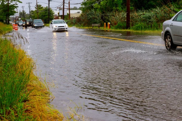 Autos Auf Der Mit Regen Überfluteten Straße Überfluten Autos Auf — Stockfoto