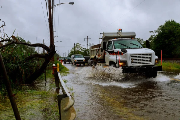 Autos Fahren Auf Einer Überfluteten Straße Während Einer Flut Starkregen — Stockfoto