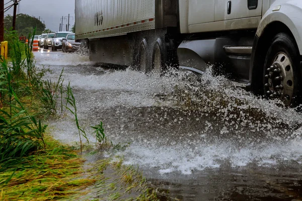 Autostraße Wegen Überflutung Auto Fährt Durch Überflutete Straße — Stockfoto