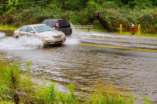 Spritztour Mit Dem Auto Während Durch Das Hochwasser Geht Nachdem — Stockfoto