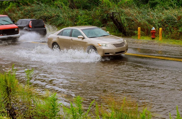Autos Fahren Bei Starkem Regen Auf Überfluteter Straße — Stockfoto
