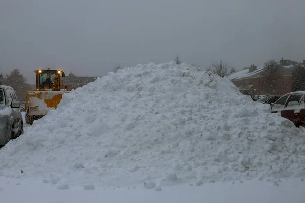 Primer Plano Maquinaria Carga Nieve Después Fuertes Nevadas Bloque Residencial — Foto de Stock