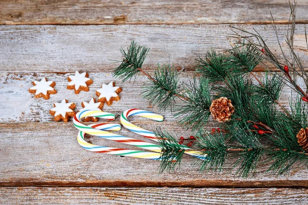 Weihnachtsdekoration Mit Zuckerstangen Schneetanne Gewürzen Und Lebkuchen — Stockfoto