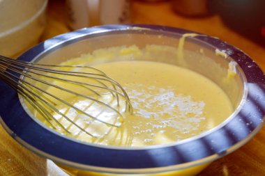 Tereyağı ve şekeri bir kapta ekmek yapma karıştırma makinesi ile karıştırma
