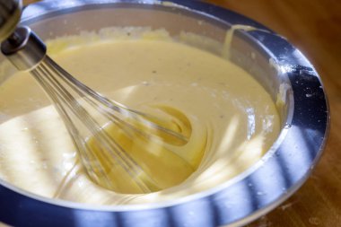 Kremalı bir pastayı hazırlarken karıştırma karıştırma krem kek