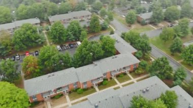 Bir otopark ile uyku alanının üstten görünüm