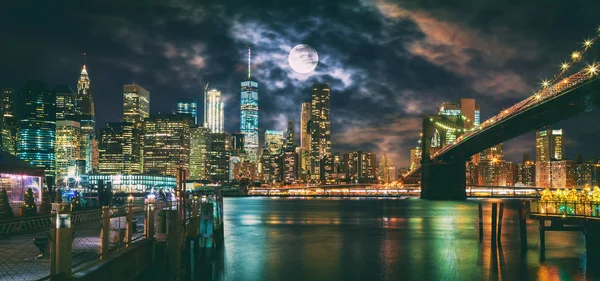 Brooklyn Köprüsü Manhattan Skyline Gece Dolunay Yükü Ile Aydınlatılmış New — Stok fotoğraf