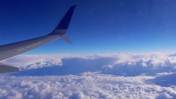 Avião Céu Avião Voando Acima Das Nuvens Dramático — Fotografia de Stock