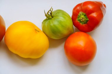 Bulgar biber ve domates ile çiğ sebze topluluğu. çok renkli domates ve biber