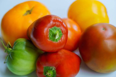 Çok renkli iştah açıcı kiraz domates ve biber yakın tarih.