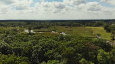 Yukarıdan aşağı River Park havadan görünümü arka planda