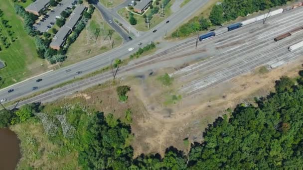 Luchtfoto van de rivier en de spoorweg, zomertijd — Stockvideo