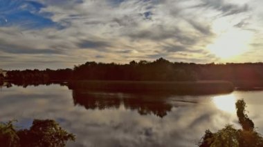 Güzel bahçe veya park ağaçları ile ağaçlar ve çayırlar Nehri'nin üstten görünüm
