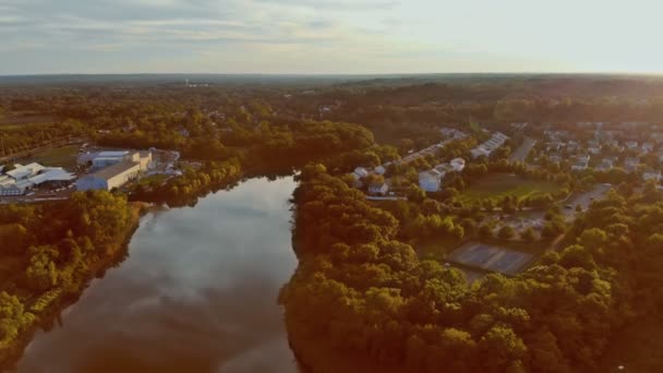 Färgsprakande solnedgång över staden övre floden av träd och ängar — Stockvideo