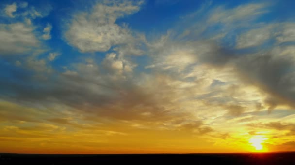 Ciel panoramique coloré pendant le lever et le coucher du soleil le matin d'été — Video