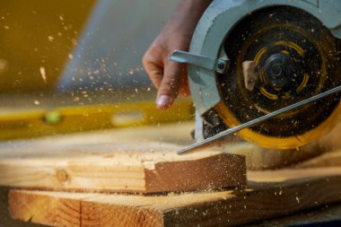 Daire testere ile bir daire testere erkekler marangoz işten cips