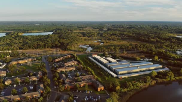 Drone vlucht over het gebied van de rest in de stad in de buurt van rivier Usa Canada — Stockvideo