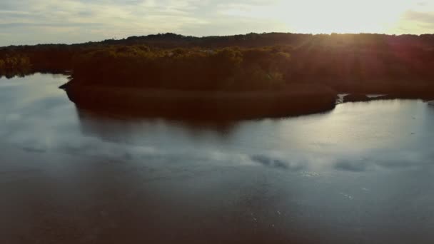 Luftaufnahme des Flusses und der Hügel bei Sonnenuntergang nach Regen. — Stockvideo