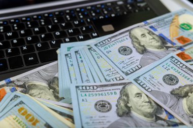 Kredi kartları ve dolar bir dizüstü bilgisayarda, yakın çekim bir kullanarak görünümü temassız ödeme