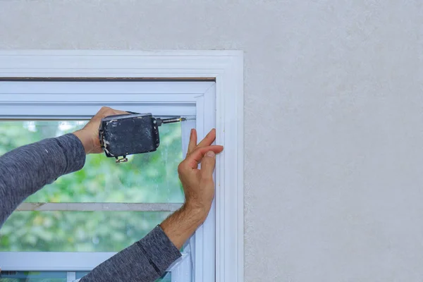 Trabajador Construcción Instalando Ventana Una Casa Nueva — Foto de Stock