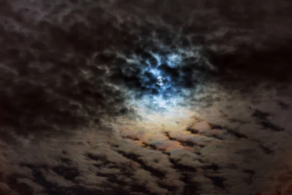 Dramáticas Nubes Misterioso Cielo Nocturno Con Luna Llena Luz Luna —  Fotos de Stock