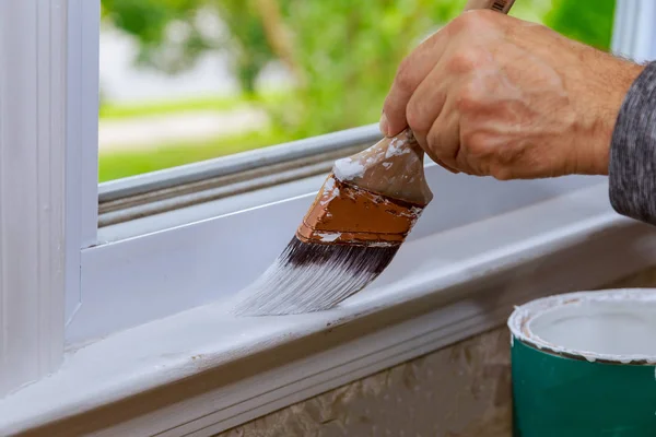 Pintura Una Ventana Madera Pintar Con Pincel Mientras Pinta Ventana — Foto de Stock