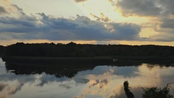 Řeka, pohledu ze vzduchu, krásná zahrada nebo park se stromy — Stock video