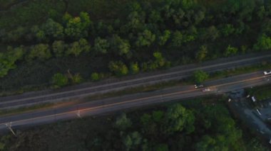 Üstgeçit uzağa gidiş akan Otoban arabalar aşağı gece