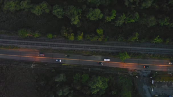 Os carros vão na estrada no tráfego da noite na luz — Vídeo de Stock