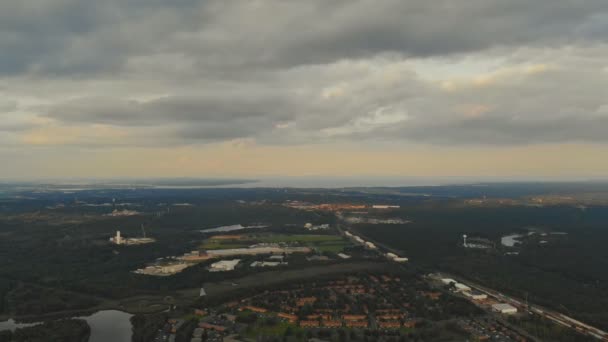 Vuelo en avión no tripulado sobre el área de descanso en la ciudad cerca del río USA Canadá — Vídeos de Stock