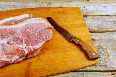 Taze Çiğ domuz Cook için hazır mutfak rustik ahşap bir gemide adet