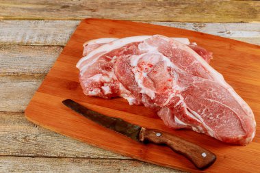 mermer çiğ et biftek ahşap zemin kavurma için hazır