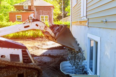 Serpiştirmek bir moloz karşı damping çakıl yükleyici yükler