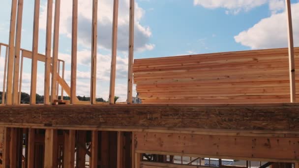 Looking up new construction beams under a clear blue sky with sunlight — Stock Video